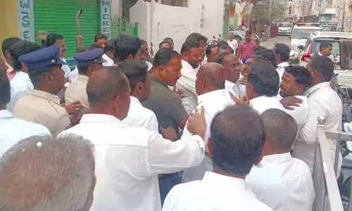 कांग्रेस नेता भड़के, BRS विधायक कोथा प्रभाकर रेड्डी पर हमला करने की कोशिश की