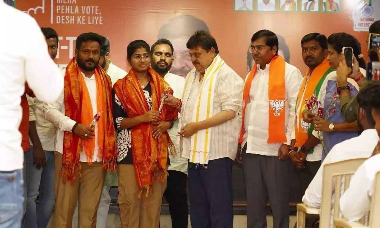 Telangana : गोली से ज़्यादा ताकतवर है वोट, बीजेपी प्रमुख ने नए वोटर्स से कहा Telangana : गोली से ज़्यादा ताकतवर है वोट, बीजेपी प्रमुख ने नए वोटर्स से कहा