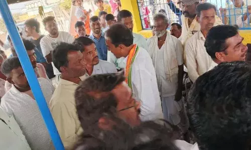 Gram Sabha में कांग्रेस और बीजेपी नेताओं के बीच झड़प Gram Sabha में कांग्रेस और बीजेपी नेताओं के बीच झड़प