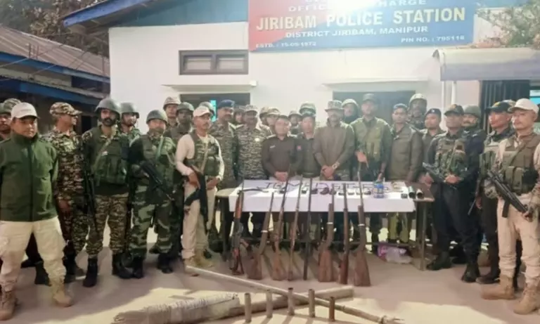 Manipur: मणिपुर-असम सीमा पर भारी मात्रा में हथियार और IED बरामद किए गए।