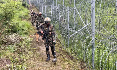 इंटरनेशनल बॉर्डर पर BSF ने एक पाकिस्तानी घुसपैठिए को किया ढेर इंटरनेशनल बॉर्डर पर BSF ने एक पाकिस्तानी घुसपैठिए को किया ढेर