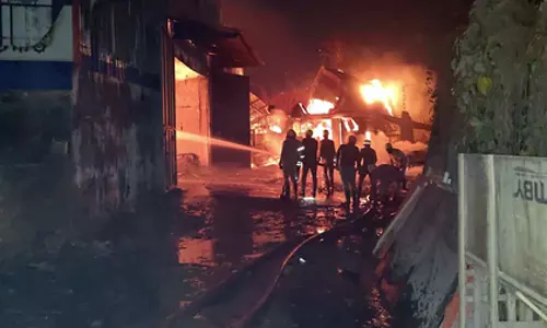Kolkata में वेयरहाउस आग: तीन की मौत, कई लापता Kolkata में वेयरहाउस आग: तीन की मौत, कई लापता