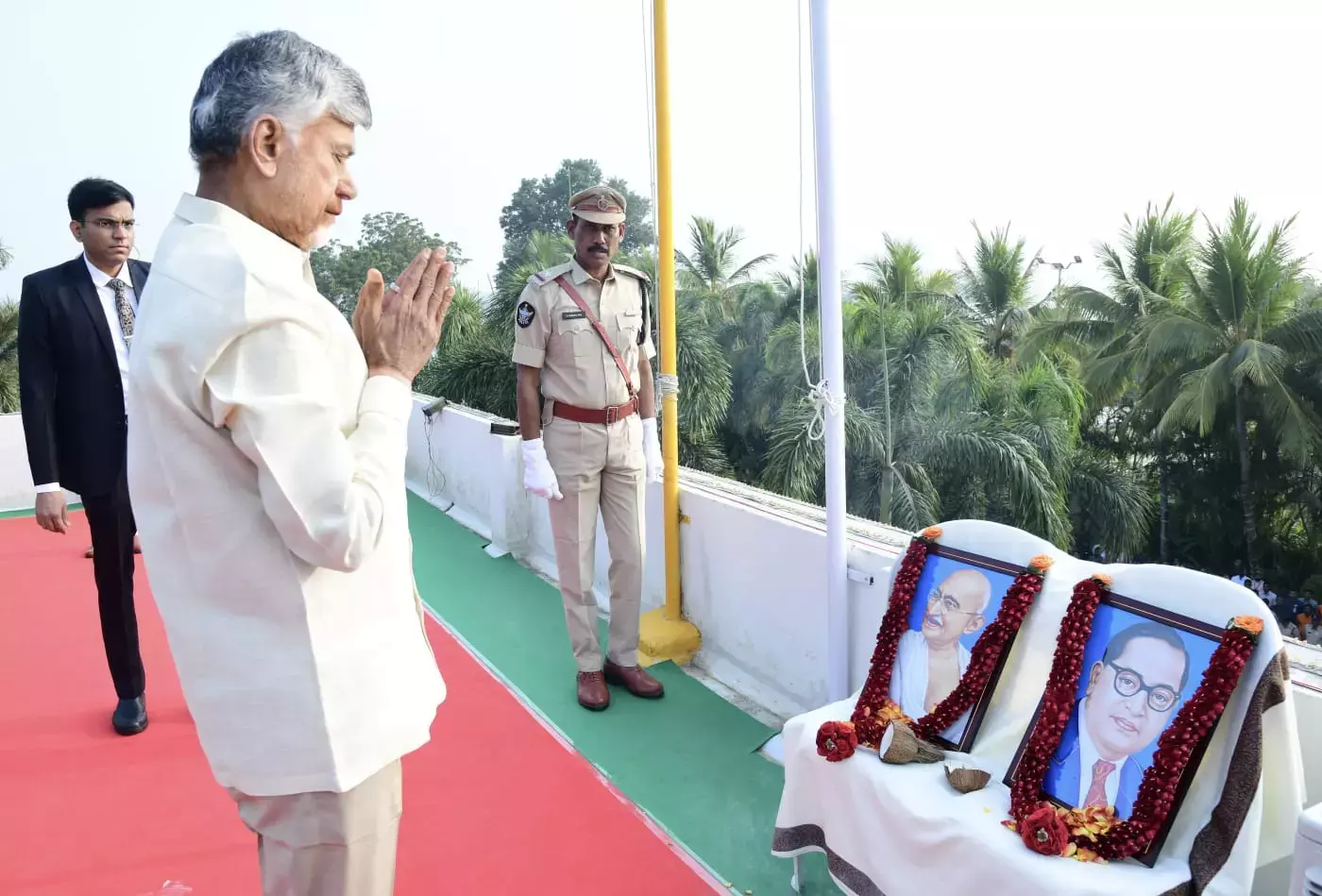 Naidu ने गणतंत्र दिवस पर कैंप ऑफिस में राष्ट्रीय ध्वज फहराया