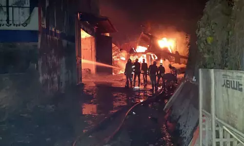 गोदाम में लगी भीषण आग, तीन लोगों की मौत, अभी भी कई लापता गोदाम में लगी भीषण आग, तीन लोगों की मौत, अभी भी कई लापता