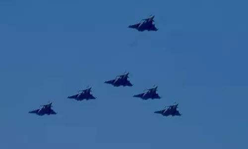 भारतीय वायु सेना के Rafale और सुखोई ने गणतंत्र दिवस पर आसमान में शानदार करतब दिखाए