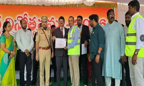 Bibinagar में गणतंत्र दिवस पर समर्पण के लिए लाइनमैन को सम्मानित किया गया Bibinagar में गणतंत्र दिवस पर समर्पण के लिए लाइनमैन को सम्मानित किया गया