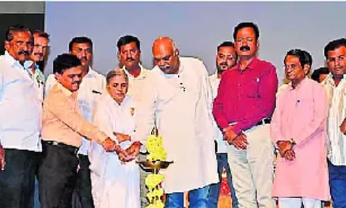 Chikmagalur : फलों के बीच कॉफी के फूल खिल रहे है Chikmagalur : फलों के बीच कॉफी के फूल खिल रहे है