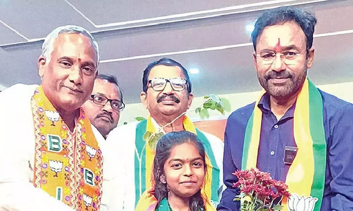 Telangana: किशन रेड्डी ने हरित कार्यकर्ता नैनिका को सम्मानित किया
