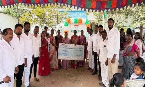 तीन-तरफ़ा प्रतियोगिता के विजेताओं को Prize वितरण