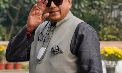 Kerala : पार्टी बदलने की अटकलों के बीच शशि थरूर ने टिप्पणी करने से इनकार कर दिया