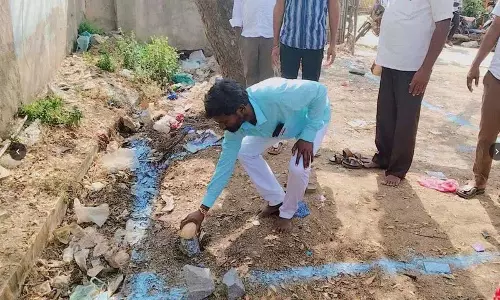 गांव के सरपंच ने Tungaturthi में सार्वजनिक शौचालयों की नींव रखी गांव के सरपंच ने Tungaturthi में सार्वजनिक शौचालयों की नींव रखी