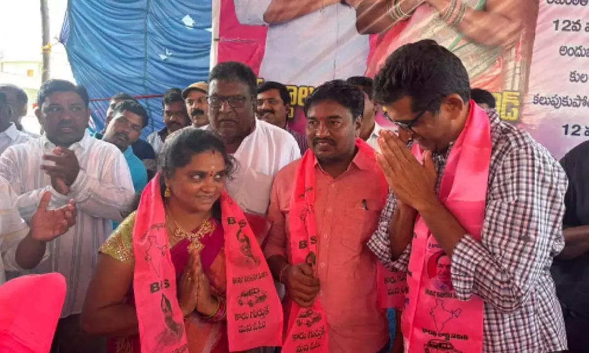 Telangana: मेटपल्ली में 120 से ज़्यादा लोग BRS में शामिल हुए