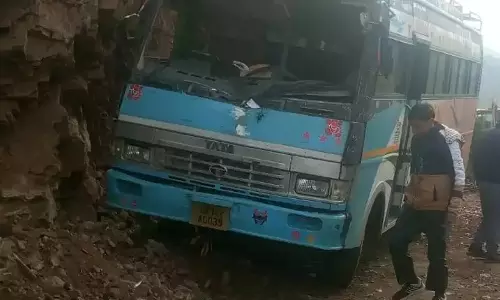 Uttarkashi: यमुनोत्री राजमार्ग पर बस पर गिरा पत्थर Uttarkashi: यमुनोत्री राजमार्ग पर बस पर गिरा पत्थर