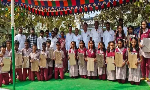 सरपंच ने अन्नाराम में कक्षा 10 के छात्रों को Exam Pad बांटे सरपंच ने अन्नाराम में कक्षा 10 के छात्रों को Exam Pad बांटे