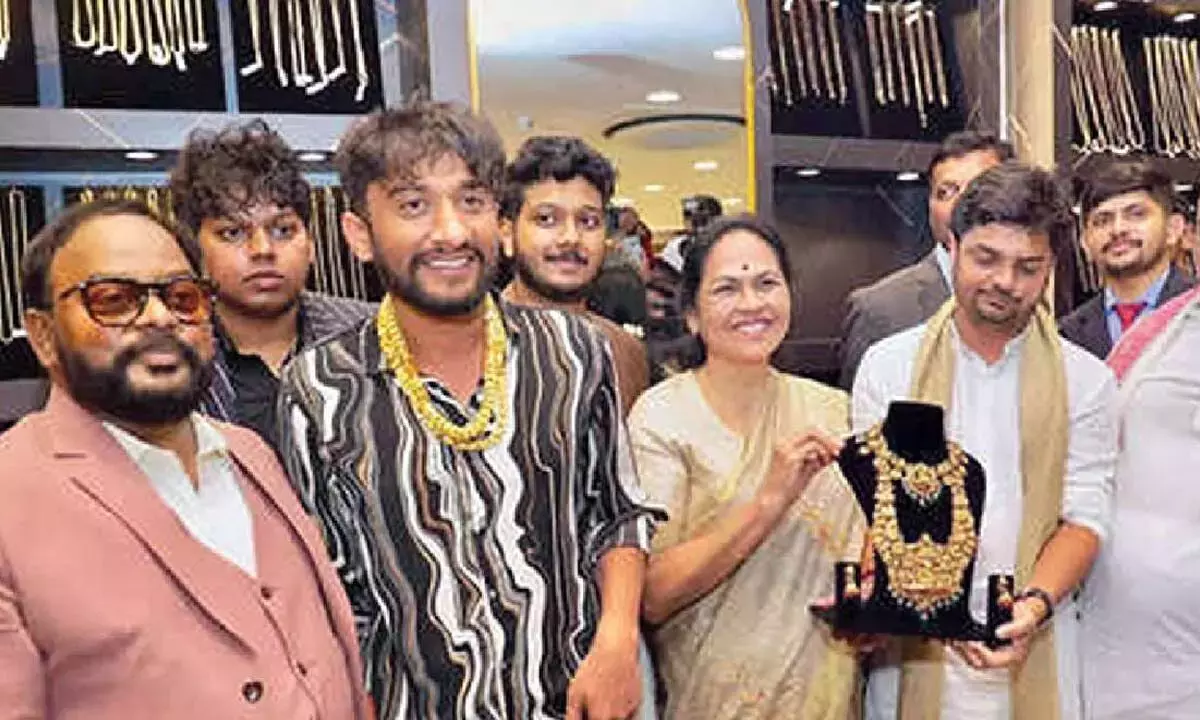 बिग बॉस कन्नड़ 12 के कंटेस्टेंट्स ने श्री साई गोल्ड पैलेस के लॉन्च में शिरकत की बिग बॉस कन्नड़ 12 के कंटेस्टेंट्स ने श्री साई गोल्ड पैलेस के लॉन्च में शिरकत की
