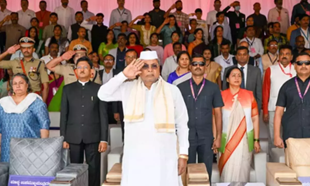 कर्नाटक के CM ने संविधान की रक्षा का आह्वान किया, गणतंत्र दिवस संदेश में गारंटी योजनाओं पर ज़ोर दिया कर्नाटक के CM ने संविधान की रक्षा का आह्वान किया, गणतंत्र दिवस संदेश में गारंटी योजनाओं पर ज़ोर दिया