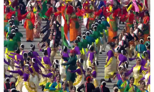 Republic Day परेड में 2,500 कलाकारों ने वंदे मातरम के 150 वर्ष पूरे होने का जश्न मनाया