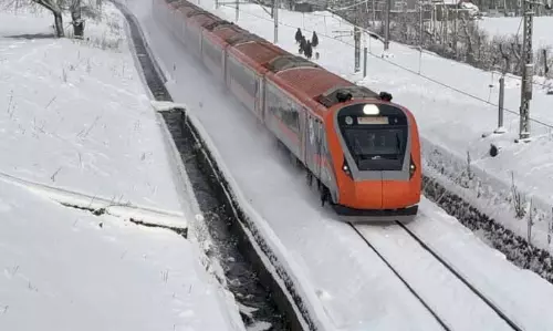 Kashmir में बर्फबारी, बारिश, ट्रेन सेवाएं बहाल