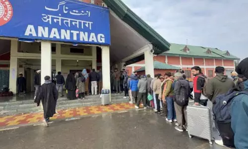 हाईवे बंद होने के बाद Kashmir में यात्री ट्रेनों में उमड़ पड़े हाईवे बंद होने के बाद Kashmir में यात्री ट्रेनों में उमड़ पड़े