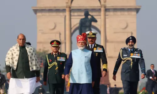 77वें गणतंत्र दिवस पर PM मोदी की मैरून पगड़ी ने सबका ध्यान खींचा 77वें गणतंत्र दिवस पर PM मोदी की मैरून पगड़ी ने सबका ध्यान खींचा