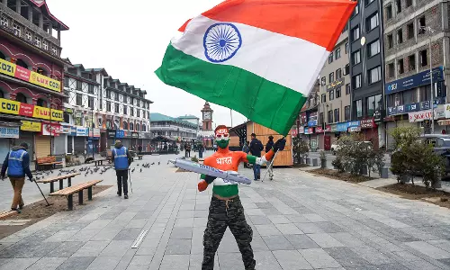 Srinagar लाल चौक पर गणतंत्र दिवस पर पर्यटक ने अपने शरीर को तिरंगे रंग से रंगा
