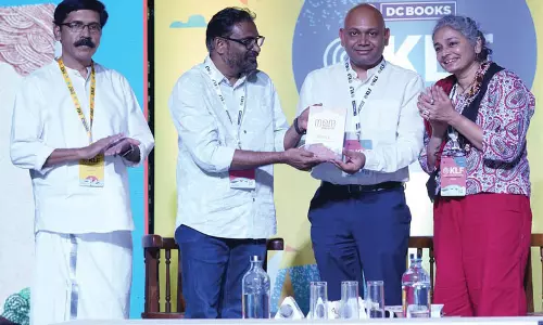 Kerala साहित्य महोत्सव में अभय के. की पुस्तक नालंदा के मलयालम अनुवाद का विमोचन हुआ Kerala साहित्य महोत्सव में अभय के. की पुस्तक नालंदा के मलयालम अनुवाद का विमोचन हुआ