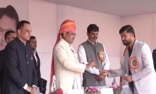 77वें गणतंत्र दिवस पर राजस्थान CM ने उत्कृष्ट कर्मचारियों को किया सम्मानित
