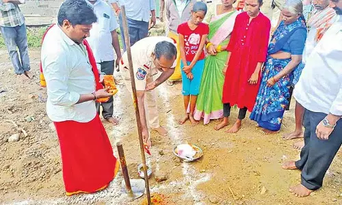 Warangal में नेक दिल पुलिसकर्मी ने अनाथ भाई-बहनों के लिए घर बनाया