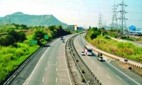 Mumbai-Bengaluru बाईपास पर कार ने ट्रक को टक्कर मारी, एक की मौत Mumbai-Bengaluru बाईपास पर कार ने ट्रक को टक्कर मारी, एक की मौत