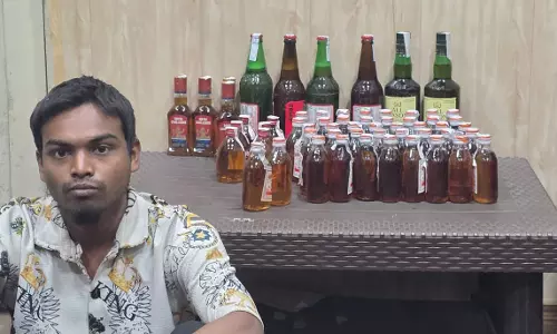 Raipur Breaking: ड्राई-डे में अवैध शराब बेचते युवक गिरफ्तार Raipur Breaking: ड्राई-डे में अवैध शराब बेचते युवक गिरफ्तार