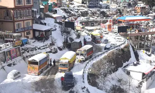 बर्फबारी के 2 दिन बाद भी Himachal में 800 सड़कें अभी भी बंद हैं, 1,900 ट्रांसफार्मर खराब बर्फबारी के 2 दिन बाद भी Himachal में 800 सड़कें अभी भी बंद हैं, 1,900 ट्रांसफार्मर खराब