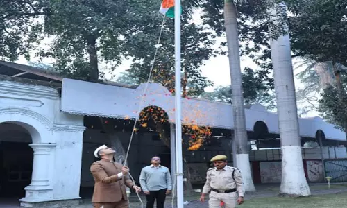 गणतंत्र दिवस पर कलेक्टर बंगला परिसर में फहराया गया तिरंगा
