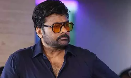 Chiranjeevi की अनोखी आदत: सरप्राइज गिफ्ट्स से जताते हैं अपनों के प्रति सम्मान Chiranjeevi की अनोखी आदत: सरप्राइज गिफ्ट्स से जताते हैं अपनों के प्रति सम्मान
