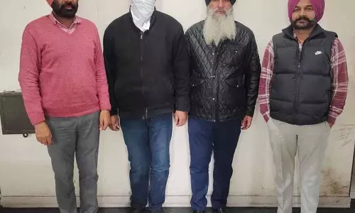 खन्ना CIA चीफ मुश्किल में, VB ने उसके जूनियर को 5.2 लाख रुपये की रिश्वत लेते हुए पकड़ा खन्ना CIA चीफ मुश्किल में, VB ने उसके जूनियर को 5.2 लाख रुपये की रिश्वत लेते हुए पकड़ा