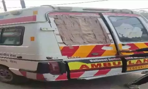 सतना अस्पताल में Ambulance के दरवाज़े जाम होने से मरीज़ की मौत हो गई सतना अस्पताल में Ambulance के दरवाज़े जाम होने से मरीज़ की मौत हो गई