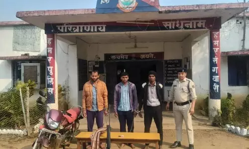स्कूल फायरिंग: छात्रा को एयरगन से लगी गोली, तीन आरोपी गिरफ्तार स्कूल फायरिंग: छात्रा को एयरगन से लगी गोली, तीन आरोपी गिरफ्तार