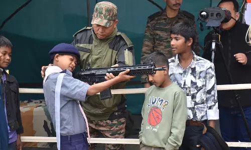 Arunachal Pradesh: भारतीय सेना ने अलोंग में स्थानीय समुदाय के साथ 77वां गणतंत्र दिवस मनाया