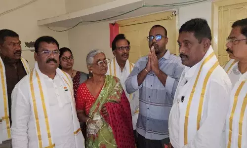 Antathi Vijayakumar ने सूर्यापेट में मत्तैया चारी को श्रद्धांजलि दी