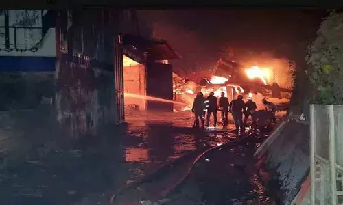 Kolkata में एक गोदाम में लगी भीषण आग में 3 लोगों की मौत, 6 लापता