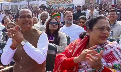 Congress ने राहुल गांधी और खर्गे की तीसरी पंक्ति बैठने को प्रोटोकॉल उल्लंघन बताया