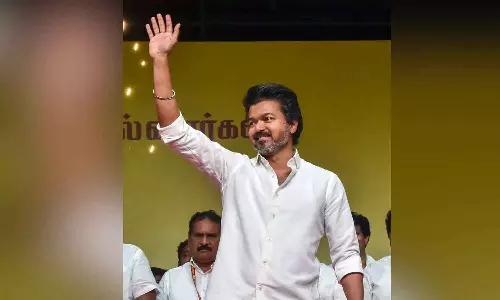 ब्लैक में टिकट बेचना भी भ्रष्टाचार: विजय पर AIADMK का निशाना ब्लैक में टिकट बेचना भी भ्रष्टाचार: विजय पर AIADMK का निशाना