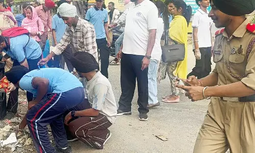 Amritsar: गणतंत्र दिवस पर सूचना एवं प्रसारण मंत्रालय ने दिया स्वच्छता का संदेश Amritsar: गणतंत्र दिवस पर सूचना एवं प्रसारण मंत्रालय ने दिया स्वच्छता का संदेश