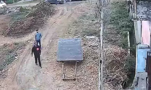 अमरोहा में घर के बाहर दिनदहाड़े फायरिंग CCTV में कैद, जांच शुरू अमरोहा में घर के बाहर दिनदहाड़े फायरिंग CCTV में कैद, जांच शुरू