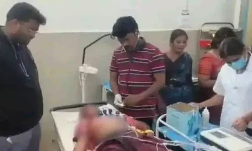 Telangana के गुरुकुल स्कूल का क्लास 8 का छात्र चलती ऑटो से गिरने से मरा