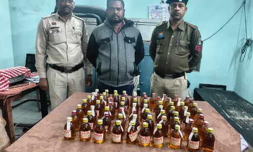 ड्राई डे पर अवैध शराब व नशीली गोली के साथ तस्कर गिरफ्तार, 20 पेटी शराब जब्त ड्राई डे पर अवैध शराब व नशीली गोली के साथ तस्कर गिरफ्तार, 20 पेटी शराब जब्त