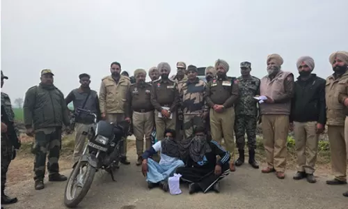 पंजाब: बीएसएफ ने तरनतारन से हेरोइन के साथ दो आरोपियों को गिरफ्तार किया पंजाब: बीएसएफ ने तरनतारन से हेरोइन के साथ दो आरोपियों को गिरफ्तार किया