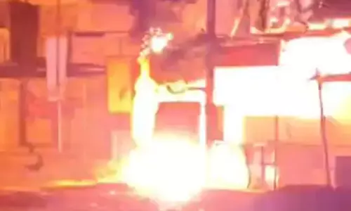 धमतरी में ट्रांसफार्मर में लगी भीषण आग, पटाखों जैसी आवाज से इलाके में हड़कंप धमतरी में ट्रांसफार्मर में लगी भीषण आग, पटाखों जैसी आवाज से इलाके में हड़कंप