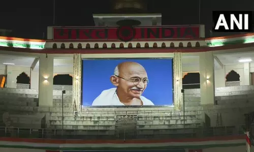 77वें गणतंत्र दिवस पर अमृतसर के अटारी-वाघा बॉर्डर को तिरंगे की रोशनी से सजाया गया 77वें गणतंत्र दिवस पर अमृतसर के अटारी-वाघा बॉर्डर को तिरंगे की रोशनी से सजाया गया