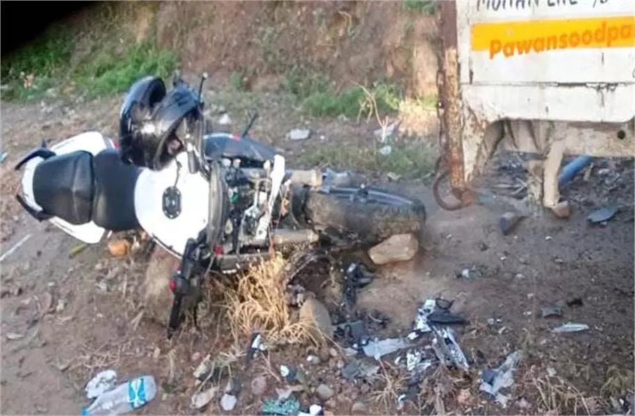Himachal Pradesh: सड़क किनारे खड़े ट्राले से टकराई बाइक, युवक की मौत Himachal Pradesh: सड़क किनारे खड़े ट्राले से टकराई बाइक, युवक की मौत