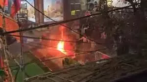 West Bengal: TMC और BJP कार्यकर्ताओं में तीखी झड़प, मंच पर लगाई आग West Bengal: TMC और BJP कार्यकर्ताओं में तीखी झड़प, मंच पर लगाई आग